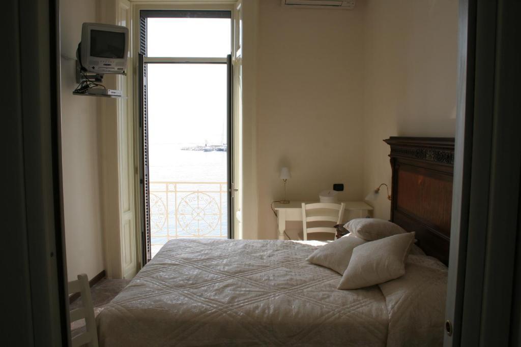 La Dimora Dei Baroni Bed & Breakfast Naples Room photo