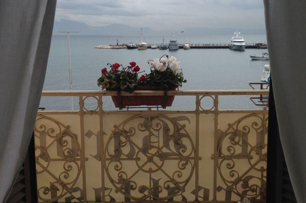 La Dimora Dei Baroni Bed & Breakfast Naples Exterior photo